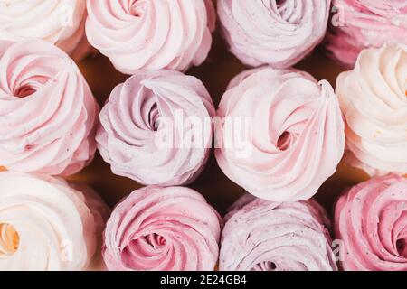 Hintergrund von mehrfarbigen Marshmallows in einer Reihe. Tee trinken Konzept. Dekoration für Süßwaren. Für Text platzieren. Stockfoto