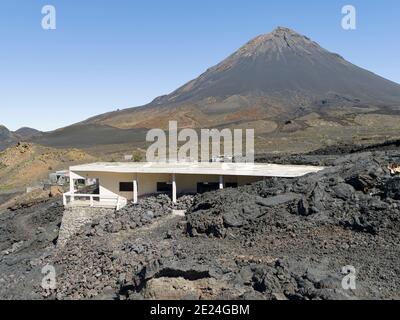 Dörfer Portela und Bangaeira in der Cha das Caldeiras, zerstört durch einen Lavaflow in 2014/2015. Stratovulkan Pico do Fogo. Fogo Island (Ilha do Stockfoto