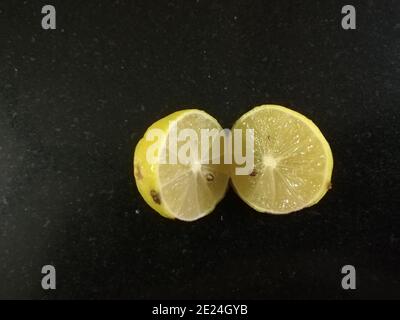 Citrus ist eine Gattung von blühenden Bäumen und Sträuchern in der Familie der Rue, Rutaceae. Pflanzen der Gattung produzieren Zitrusfrüchte, Stockfoto