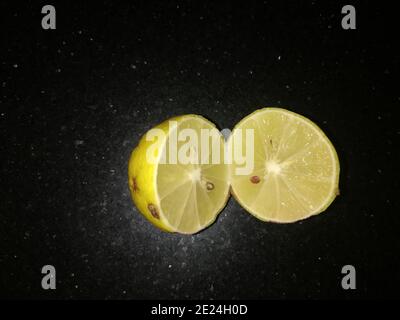Citrus ist eine Gattung von blühenden Bäumen und Sträuchern in der Familie der Rue, Rutaceae. Pflanzen der Gattung produzieren Zitrusfrüchte, Stockfoto
