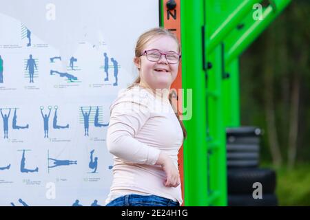 Lächelndes Mädchen auf Spielplatz Blick auf die Kamera Stockfoto