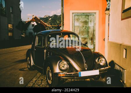 Füssen, Deutschland 26 Mai 2019 - ordentliches und glänzend aussehendes Retro-Auto Volkswagen Beetle auf der Straße geparkt. Stockfoto