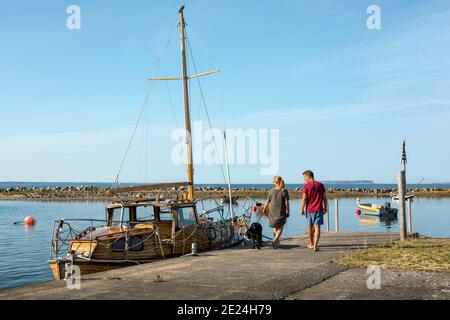 Paar mit Hund auf See Stockfoto