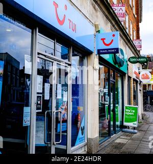 London, Großbritannien, Januar 03 2021, TUI High Street Travel Agent Shop Front With No People, während der Pandemie-Lockdown von Covid-19 geschlossen Stockfoto