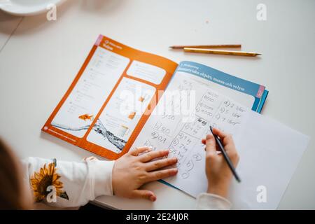 Mädchen tun Mathe Stockfoto