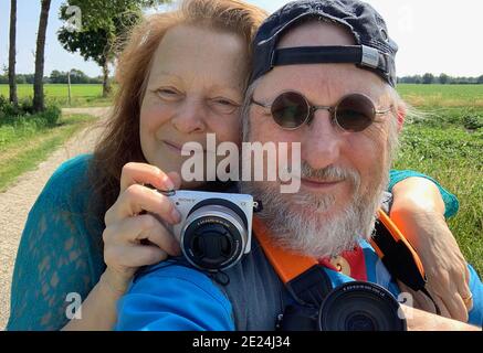 Wilsum, Niedersachsen, Deutschland - Jun 22 2019 zwei glückliche Senior-Fotografen mit Sony Kameras Stockfoto