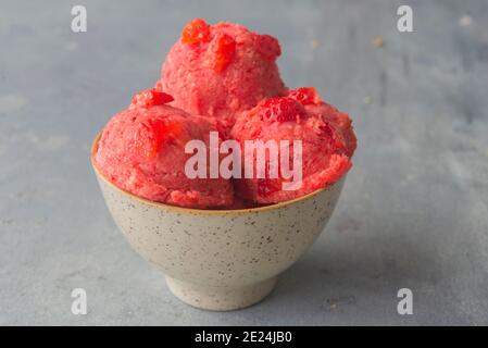 DAS BESTE ERDBEER-EIS REZEPT Stockfoto