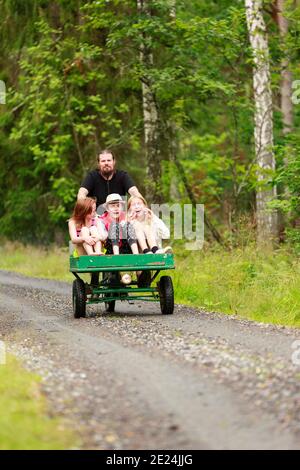 Glücklich Mädchen mit Fahrt auf Cargo-Bike Stockfoto