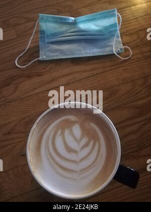 Eine Kaffeetasse ist ein Behälter, in dem Kaffee und Getränke auf Espresso-Basis serviert werden. Kaffeetassen sind in der Regel aus glasierten Keramik Stockfoto