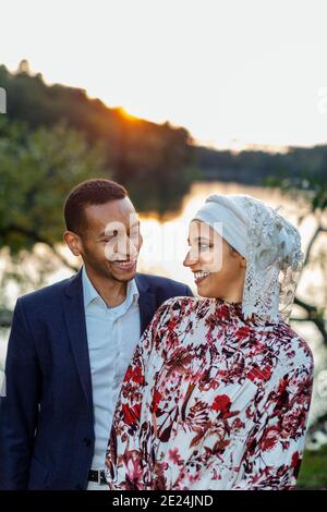 Pärchen, die am See stehen Stockfoto