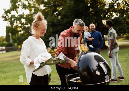 Freunde mit Grill im Park Stockfoto