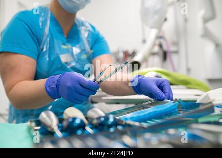 Mittelteil der Zahnarzt mit verschiedenen zahnmedizinischen Ausrüstung auf Fach Stockfoto