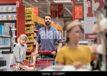 Vater mit Tochter im Supermarkt Stockfoto