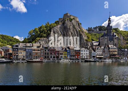 Dinant, eine wunderschöne belgische Stadt, die sich im Fluss spiegelt Stockfoto