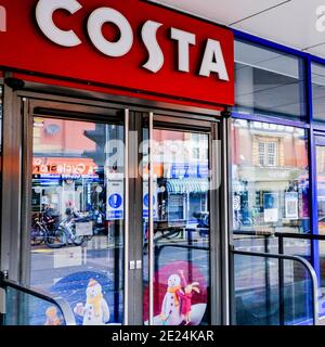 London, Großbritannien, Januar 03 2021, Logo des Costa Coffee Shop Vordereingang ohne Leute Stockfoto