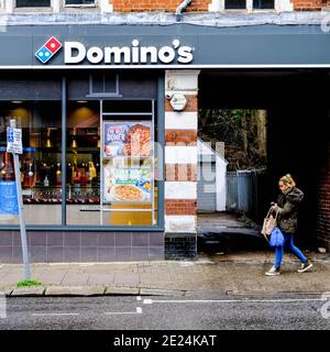 London UK, Januar 03 2021, Dominos Pizza Takeaway Restaurant Logo und Shop Front mit EINER einzigen Person zu Fuß auf Bürgersteig Stockfoto