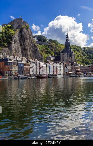 Dinant, eine wunderschöne belgische Stadt, die sich im Fluss spiegelt Stockfoto