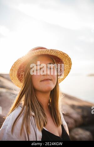 Junge Frau mit Hut Stockfoto