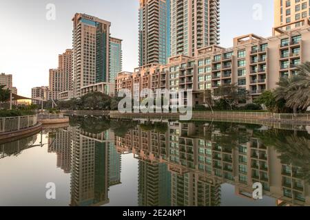 Dubai, Vereinigte Arabische Emirate, 12. Januar 2021: sonnenaufgang bei den Grünen in Dubai Stockfoto