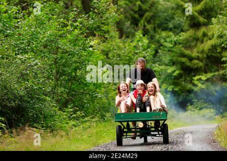 Glücklich Mädchen mit Fahrt auf Cargo-Bike Stockfoto