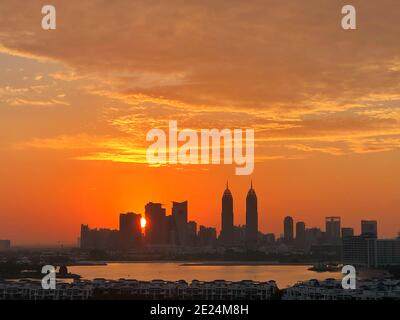 Skyline der Stadt mit Al Kazim Towers bei Sonnenaufgang, Dubai, VAE Stockfoto