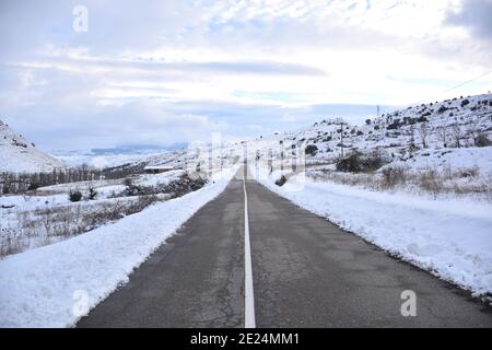 Regionalstraße im Cidacos-Tal, La Rioja. Szene nach dem Schneesturm namens Filomena in Spanien. Januar 2021. Stockfoto