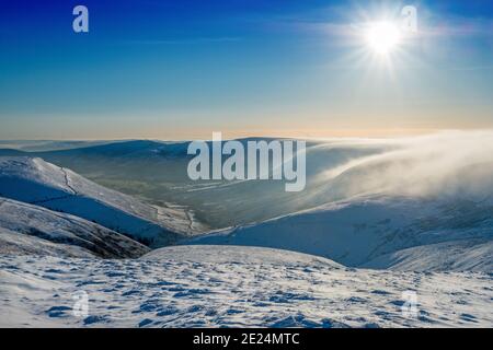 Eine Decke aus Wolke/Nebel rollt über Brown Knoll ins Edale Valley im Peak District National Park, Großbritannien. Gesehen von Kinder Scout Stockfoto