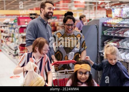 Familie beim Einkaufen im Supermarkt Stockfoto