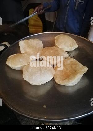 Halwa Poori & Chanay Bhaaji · Traditionelles Pakistanisch-Indisches Frühstück Zutaten für Kichererbsen (Chanay KI bhaaji) Stockfoto