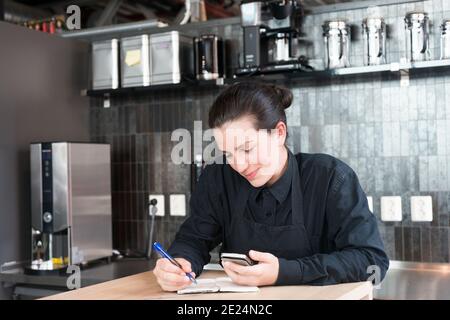 Frau im Cafe Stockfoto