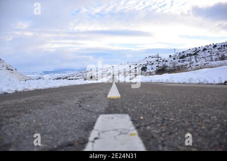 Cidacos Tal, La Rioja, von der Straße aus gesehen, von der Schneepflüge, verschneite Landschaft gerodet. Szene nach dem Schneesturm namens Filomena in Spanien. Januar Stockfoto