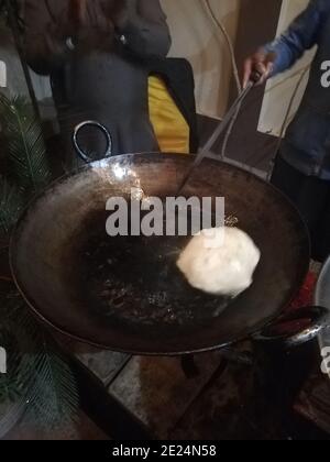 Halwa Poori & Chanay Bhaaji · Traditionelles Pakistanisch-Indisches Frühstück Zutaten für Kichererbsen (Chanay KI bhaaji) Stockfoto