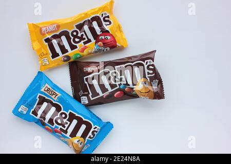 Nahaufnahme von M&M's Milchschokolade Bonbons von Mars Inc. Auf weißem Hintergrund Stockfoto