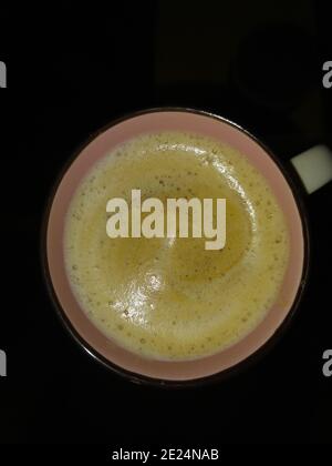 Eine Kaffeetasse ist ein Behälter, in dem Kaffee und Getränke auf Espresso-Basis serviert werden. Kaffeetassen sind in der Regel aus glasierten Keramik Stockfoto