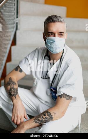 Arzt trägt Gesichtsmaske Stockfoto