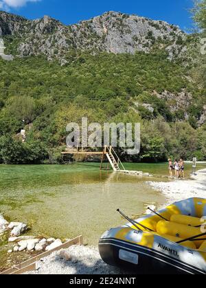 Glyki, Griechenland - 21. September 2019: Nicht identifizierte Personen, die den Acheron-Fluss auf einer temporären Brücke überqueren, bevorzugtes Reiseziel in Epirus County Stockfoto