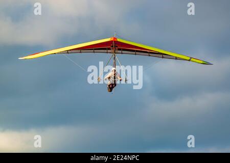 Anfänger Mädchen Pilot mitbunten Hang Segelflugzeug Flügel. Drachenfliegen lernen. Extreme sportliche Aktivität Stockfoto