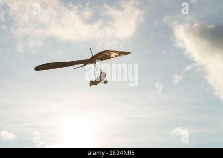 Hängegleiter Flügel Silhouette. Vintage Flügel im Flug. Träumen Sie davon zu fliegen. Fliegen lernen Stockfoto