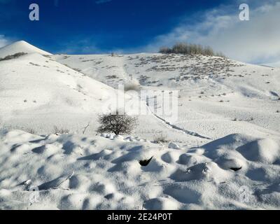 Ländliche Winterlandschaft im Kaukasus Berge, Georgien Stockfoto
