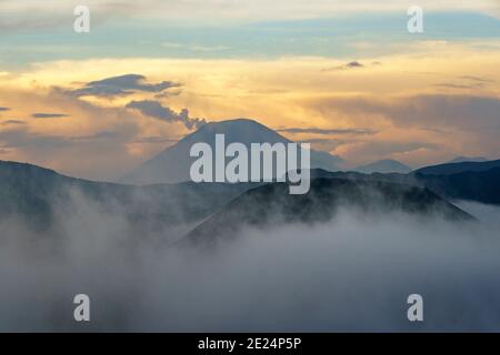 Mount Bromo im Nebel bei Sonnenaufgang, Ost-Java, Indonesien Stockfoto