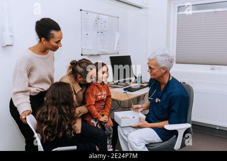 Eltern mit Tochter im Arztbüro Stockfoto
