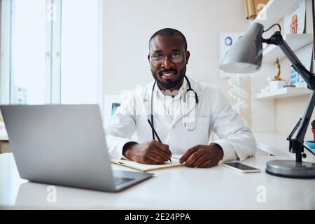 Qualifizierte medizinische Person schreibt ein Rezept Stockfoto