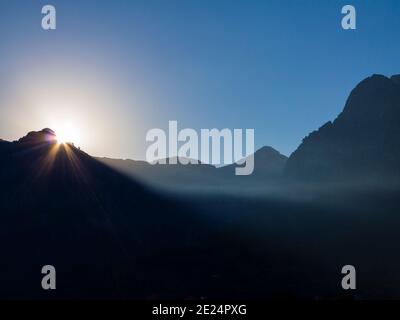 Frühmorgens Sonnenaufgang Blick auf die Serra de Tramuntana Berge in der Nähe von Soller im Nordwesten Mallorcas Spanien ein UNESCO-Weltkulturerbe. Stockfoto