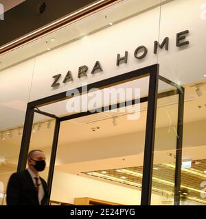 Zara Home Logo auf Stein Hintergrund und Mann in Gesichtsmaske - Moskau, Russland, 17. Dezember 2020 Stockfoto