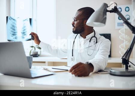 Medizinische Fachkraft studiert die Röntgenaufnahme des Brustkorbs Stockfoto