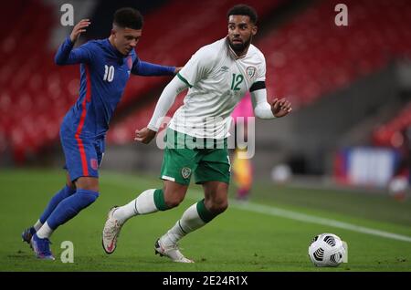 Cyrus Christie (rechts), Irlands Republikerin, hält eine Herausforderung von Jadon Sancho aus England während der internationalen Freundschaftssembley im Londoner Wembley Stadium ab. Stockfoto