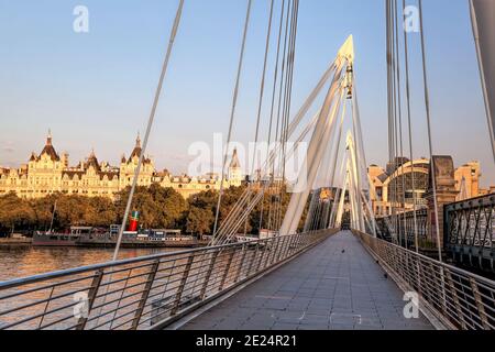 Golden Jubilee Bridge bei Sonnenaufgang in London, England, Großbritannien Stockfoto