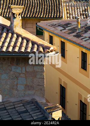 Blick auf die Dächer von traditionellen Häusern in einer engen Straße im Zentrum von Soller eine Stadt im Nordwesten Mallorca Balearen Spanien. Stockfoto