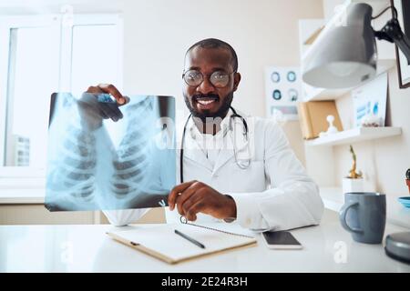 Vorführung eines Röntgenfilms durch einen Arzt Stockfoto