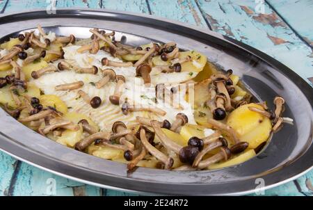 Steinbutt mit Kartoffeln und Pilzen Stockfoto